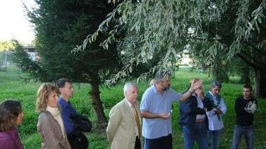 <b>S. ANNA.</b> L’associazione di cittadini contraria al progetto di Valore spa riunita nei terreni dove è prevista l’operazione immobiliare
