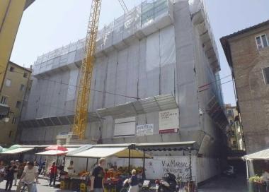 L’edificio di quattro piani in piazza Sant’Omobono