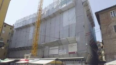 L’edificio di quattro piani in piazza Sant’Omobono