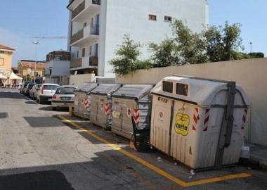 Rifiuti e cassonetti in via Sauro 