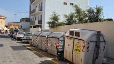Rifiuti e cassonetti in via Sauro