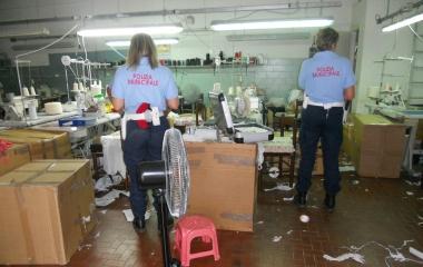 Sequestrato capannone cinese Metà laboratorio, metà dormitorio