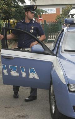 Un agente in servizio di volante  