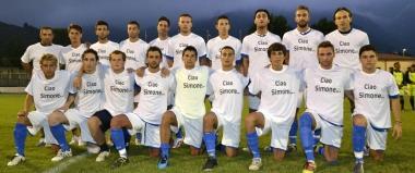 <b>CIAO SIMONE.</b> La squadra con la maglia dedicata a Simone Dini 