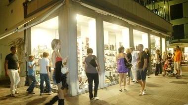 Lo shopping by night anima le sere d’estate
