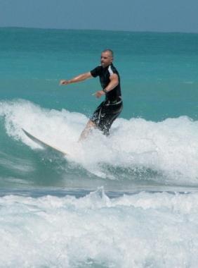 Un giovane in surf 