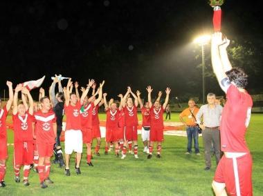 Sopra: la festa dei giocatori del Rione Cerbaia e (a fianco) i tifosi della squadra vincitrice 