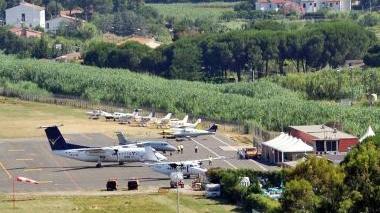 Aerei sulla pista dell’aeroporto di La Pila