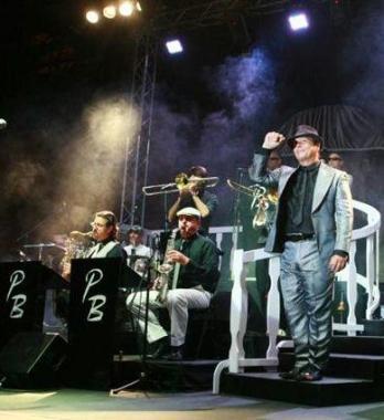 Giovani a un concerto in piazza a Capoliveri A destra Paolo Belli e la sua orchestra 