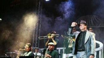 Giovani a un concerto in piazza a Capoliveri A destra Paolo Belli e la sua orchestra
