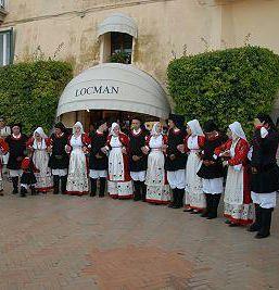 Costumi tradizionali sardi in calata 