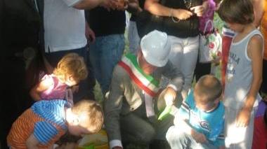 Il sindaco David Scatragli posa la prima pietra del nuovo asilo di Stazione circondato dai bambini del paese