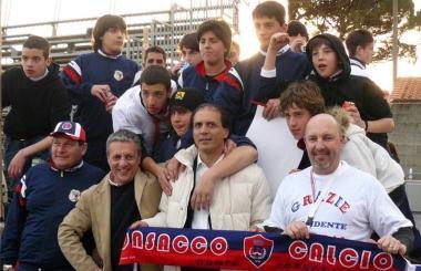 Antonio Passerai (con Maurizio Zini) in mezzo ai tifosi 