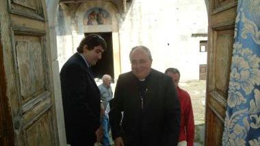 Monsignor Barsi durante la sua visita a Stazzema