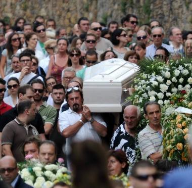 Due momenti del funerale, la bara tra la folla e il corteo delle contrade 