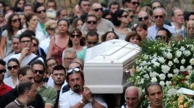 Due momenti del funerale, la bara tra la folla e il corteo delle contrade