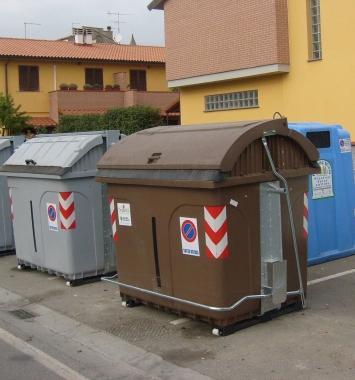 Unisola ecologica con alcuni dei cassonetti per la raccolta differenziata 