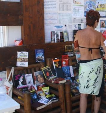 Libri spiaggiati al bagno Maddalena 