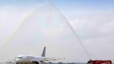 Gli spruzzi degli idranti dei pompieri salutano l’arrivo di Air One