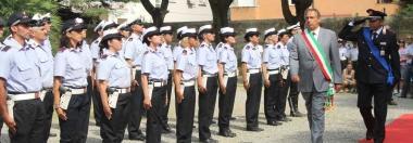 Due vigilesse con lautovelox Cosimi e Pucciarelli sfilano davanti allo schieramento dei vigili urbani 