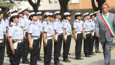 Due vigilesse con l’autovelox Cosimi e Pucciarelli sfilano davanti allo schieramento dei vigili urbani