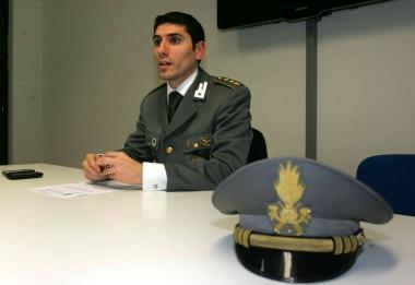 Il capitano della guardia di finanza di Empoli Roberto Lauretta e un modello di Porsche Boxster simile a quella di propriet&agrave; della famiglia Ferlito-Costa di Ponte a Elsa (foto Thecarspy - Flickr) 