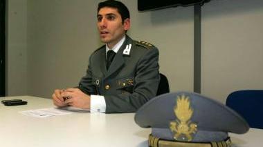 Il capitano della guardia di finanza di Empoli Roberto Lauretta e un modello di Porsche Boxster simile a quella di proprietà della famiglia Ferlito-Costa di Ponte a Elsa (foto Thecarspy - Flickr)
