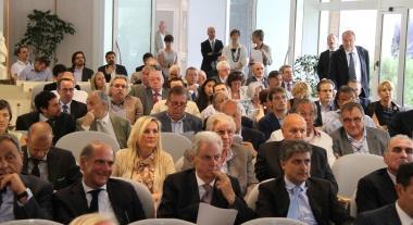 Il neo presidente Giuseppe Baccioli e a sinistra la platea di Confindustria 