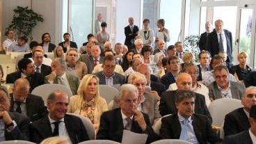 Il neo presidente Giuseppe Baccioli e a sinistra la platea di Confindustria