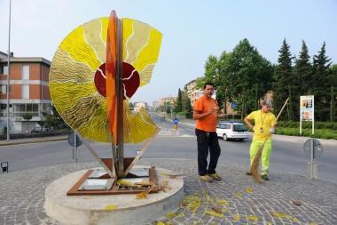 Lopera darte in vetro sulla rotonda mandata in frantumi da due ragazzi 