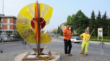 L’opera d’arte in vetro sulla rotonda mandata in frantumi da due ragazzi