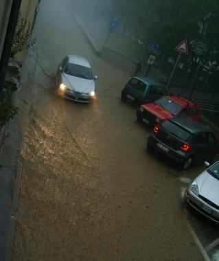 A destra, una strada di Figline che sembra un fiume; passaggio di auto in via Mozza sul Gorone; unazienda tessile di via Bologna cerca di correre ai ripari  