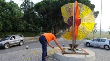 Lanciano un ferro da stiro contro un'opera d'arte e la mandano in frantumi