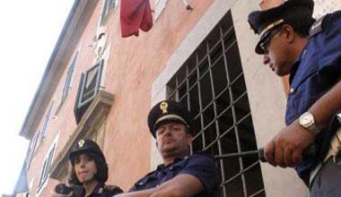 Assalto in banca con pistola e trincetto: 10mila euro il bottino