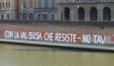 Scritte sul Lungarno e alle Logge: il sindaco presenta una denuncia