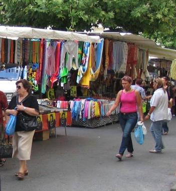 Le bancarelle del mercato a Cascina 