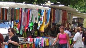 Le bancarelle del mercato a Cascina