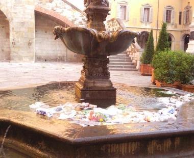 La fontana del Bacchino colma di rifiuti 