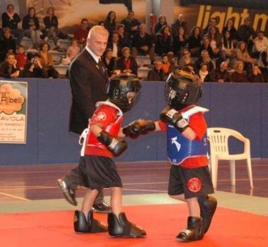 Il maestro Geri arbitra una gara   