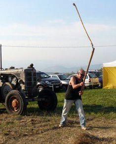 La mietitura del grano fatta a mano 