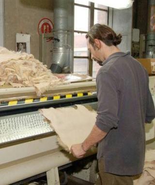 Un operaio in conceria 