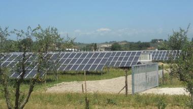 A lato pannelli fotovoltaici installati a Isola nel comune di San Miniato In alto uno degli impianti della centrale Un ettaro di cielo che si trova a Peccioli     