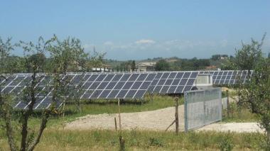 A lato pannelli fotovoltaici installati a Isola nel comune di San Miniato In alto uno degli impianti della centrale “Un ettaro di cielo” che si trova a Peccioli