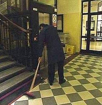 <b>BIDELLO.</b> Collaboratore al lavoro 