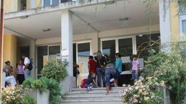 Ragazzini all’ingresso di scuola
