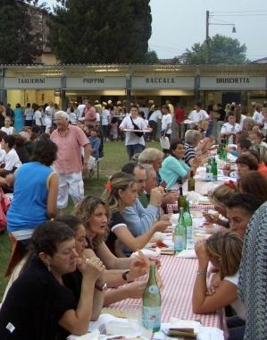 Tavolata a una sagra 