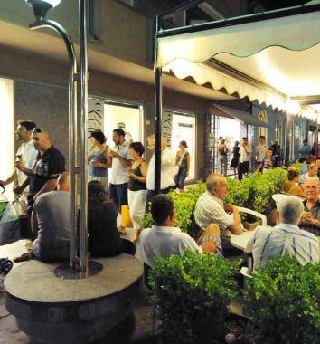 Uno scorcio dellarea pedonale a San Vincenzo   