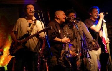 I Modena City Ramblers durante un concerto     