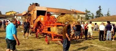 Una festa della battitura del grano