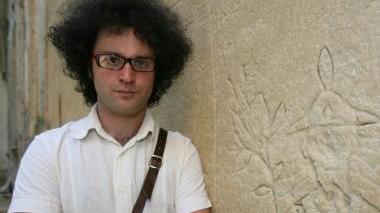 A sinistra Cristicchi durante la sua prima visita al padiglione dietro i graffiti